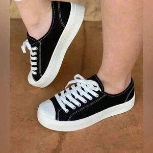 🆕Casual Cool Classic Black & White Cool Canvas Low Top Tennis Shoes 8🆕